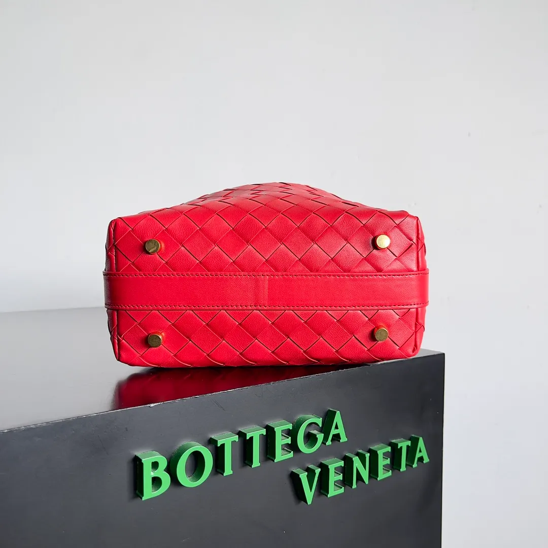 Batch 1360 It is predicted that BV Bottega’s lunch bag will be popular again this year. The entire bag is made of top nappa lambskin, which is very soft and lightweight. It also uses the intrecciato weaving process that the two founders spent several months developing from the beginning of the brand. It is completely hand-woven by Italian craftsmen. It perfectly reflects the craftsmanship of Bottega. The entire bag shape is also a very practical and popular lunch box bag type. The slightly curved arc of the bag mouth can also better fit our wrists. Style number: 754443 Size: 22*13*9